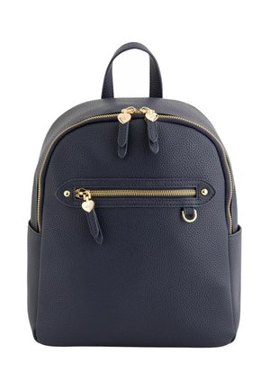 Granatowy plecak ze skóry o fakturze z złotymi zamkami, suwakami w kształcie serc, przednią kieszenią na zamek, bocznymi kieszeniami i górnym uchwytem.