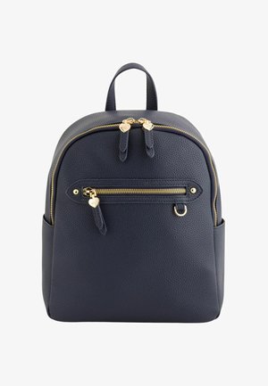 Mochila de cuero texturizado azul marino con cremalleras doradas, tiradores de cremallera en forma de corazón, bolsillo frontal con cremallera, bolsillos laterales y asa superior.