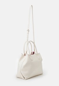 Vit strukturerad handväska med en texturerad krokodilsmönster, dubbla topphandtag, justerbar axelrem och ett livfullt inredningsfoder.