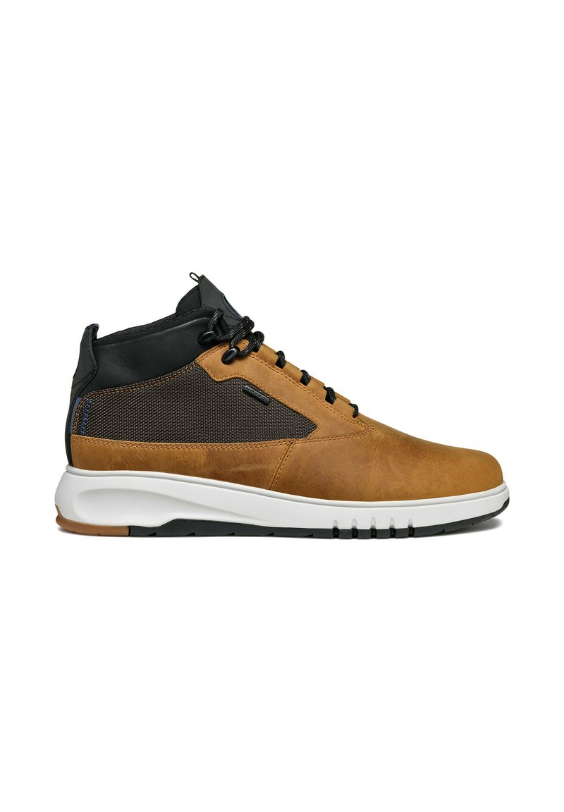 Zapatillas altas de cuero marrón y malla negra con suela blanca, que presentan cordones negros y una superficie texturizada. Acentuadas con costuras azules.