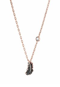 Collier chaîne en or rose avec un pendentif en forme de feuille orné d'embellissements noirs et d'un accent de gemme claire. Le pendentif présente une finition texturée.