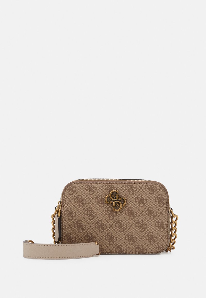 Brun crossover taske med gul kædetræk, monogrammønster og guld "GCDS" logo på fronten, sat mod en hvid baggrund.