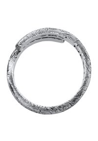 Silberner Ring mit strukturierter Oberfläche, mit abgerundetem Design und dezenten, eingravierten Mustern entlang des Rings.