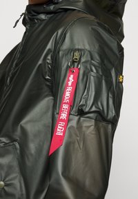 Alpha Industries Impermeable - khaki