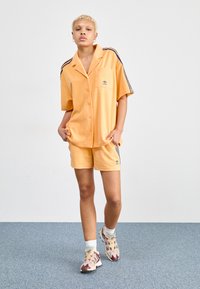 adidas Originals RESORT  - Blúzka so zapínaním na gombíky - hazy orange
