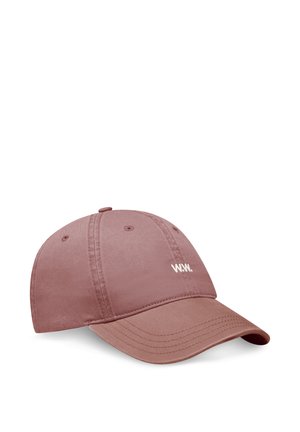 Casquette de baseball rose poussiéreuse avec une visière incurvée et un petit texte blanc "W.W." sur le panneau avant, montrée sur fond blanc.