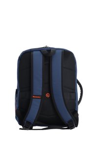 Mochila azul con respaldo trasero de malla negra acolchada, correas ajustables y logotipo naranja. Cuenta con cierre de cremallera y bolsillo lateral para accesorios.