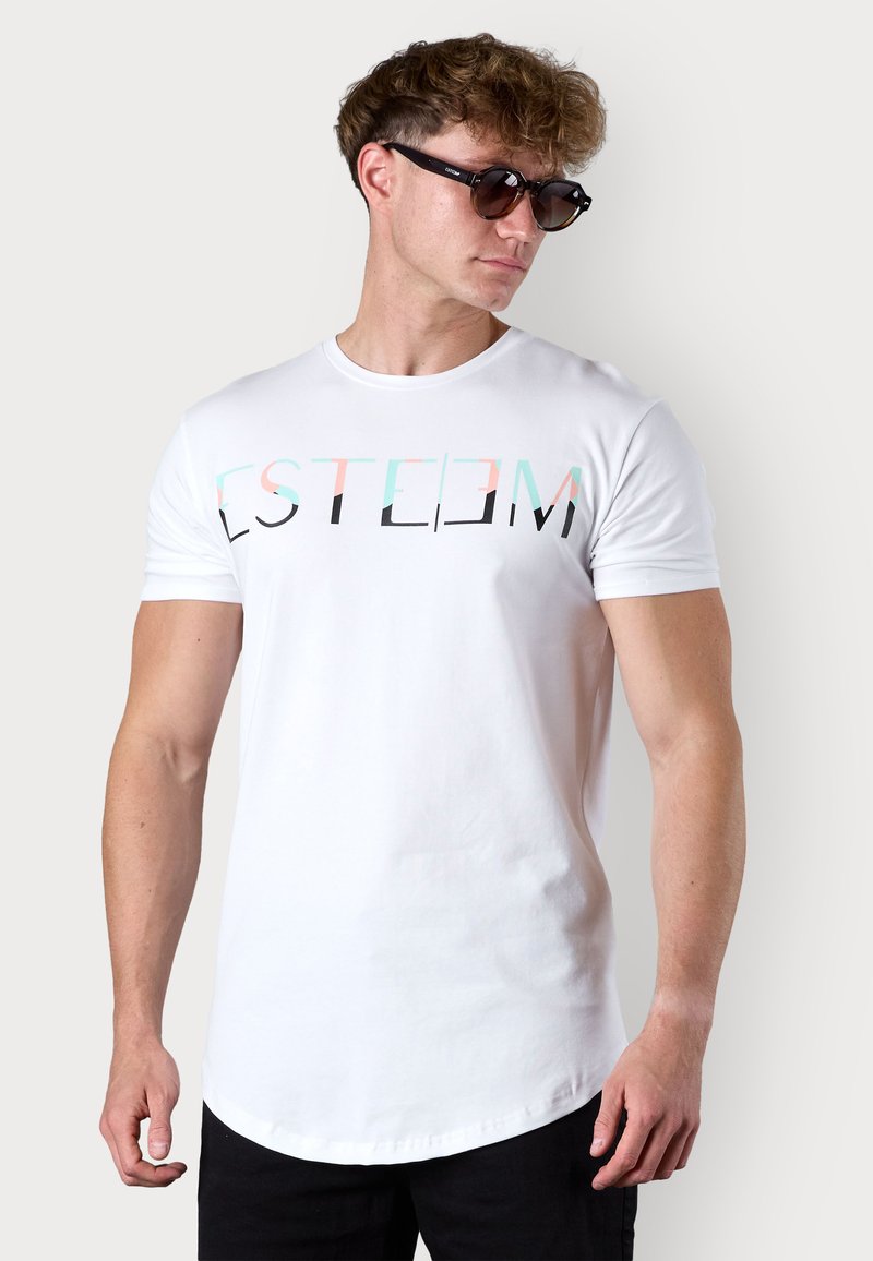 Weißes Baumwoll-T-Shirt mit mehrfarbigem Text "ESTEEM" in moderner Schriftart. Rundhals und kurze Ärmel, kombiniert mit schwarzen Sonnenbrillen.