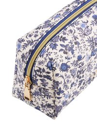 Pravokutna torbica s plavim cvjetnim uzorkom, zlatnim zatvaračem i tamnoplavim materijalom kao podstavom uz otvaranje sa zatvaračem.