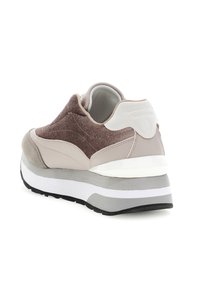 Sneaker basso con tomaia in tessuto marrone, accenti in pelle e camoscio beige, suola spessa bianca e grigia, mostrato dal lato sinistro posteriore.