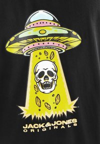 Sort t-shirt med et farverigt grafisk design af en UFO, der udsender en gul stråle med et kranium og blade, mærket "JACK & JONES ORIGINALS."