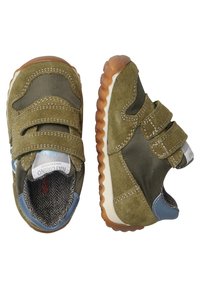 Sneaker verde oliva con accenti blu, materiali in suede e mesh, doppie cinghie regolabili con velcro e suola in gomma con motivo a zig-zag.