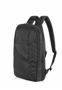 Czarny plecak wykonany z teksturowanej tkaniny, charakteryzujący się smukłym kształtem, wyściełanymi szelkami, zamykanymi komorami oraz skośnymi szwami.