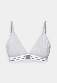 Bralette triangulaire grise en tissu doux avec des bretelles fines et une bande rayée arborant un patch logo sur le devant.