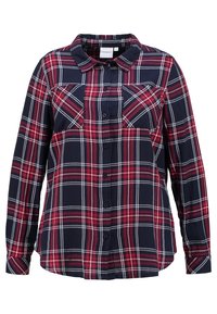 Geruite blouse in marineblauw, rood en wit. Voorzien van knoopsluiting, lange mouwen, twee borstzakken en een klassieke kraag. Zachte stoftextuur.