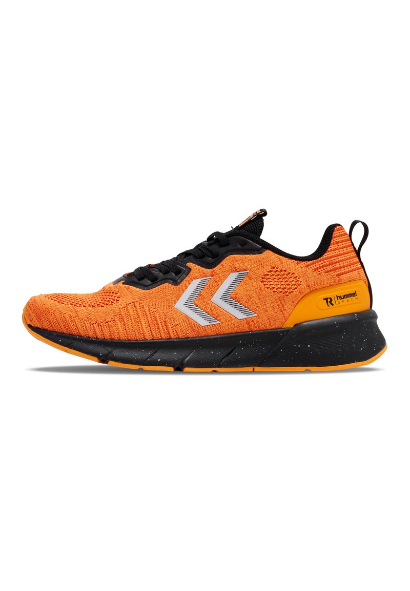 Oranje sportieve schoenen met zwarte accenten, gebreid bovenwerk, zilveren logo's en een gespikkelde zwarte zool. Ontworpen voor comfort en prestaties.