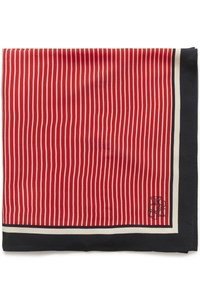 Raudonos ir baltos vertikalios juostelės audinio kvadratas su juoda ir balta juostele krašte bei mažu išsiuvinėtu logotipu viename kampe.