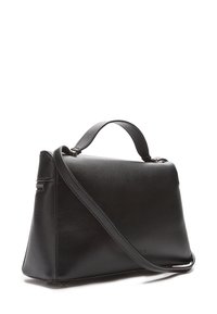 Čierna kožená kabelka s horným uchom a dlhým ramenným popruhom, štruktúrovaný dizajn a jemné reliéfne logo na boku.