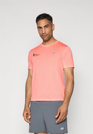 Tricou de alergare pentru bărbați, cu mânecă scurtă, de culoare corai vibrant, cu o textură din plasă, având un logo brodat pe pieptul stâng și asociat cu pantaloni scurți gri.