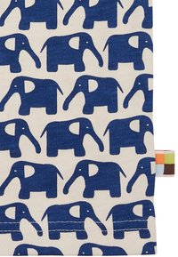 Baumwollstoff mit einem sich wiederholenden Muster aus blauen Elefanten auf einem hellbeigen Hintergrund. Enthält ein mehrfarbiges Etikett auf der rechten Seite.