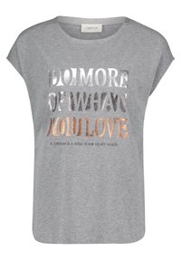 T-shirt grigia a maniche corte realizzata in morbido cotone, con testo di colore argento metallico e oro rosa, contenente una frase e ulteriore testo in piccolo sotto.