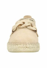 Beige suedine espadrille met een geweven jute zool, voorzien van een gevlochten accentband. Ronde neus en een vlakke basis voor stabiliteit.