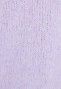 Lichtpaars gebreid stof met een zachte textuur, met een uniform, consistent patroon en fijne, dicht op elkaar gezette steken.