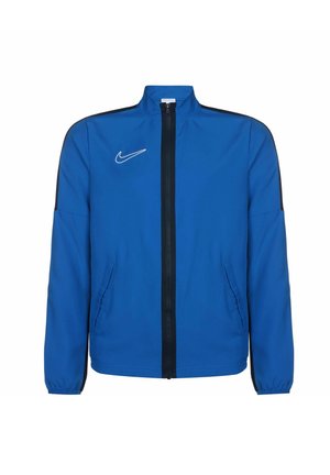 Blaue Nike-Jacke mit hohem Kragen, Reißverschluss vorne, seitlichen Taschen und schwarzen Akzenten an den Ärmeln. Glattes Material mit einem Logo auf der Brust.