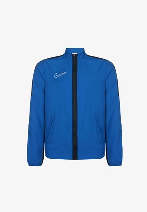 Blaue Nike-Jacke mit hohem Kragen, Reißverschluss vorne, seitlichen Taschen und schwarzen Akzenten an den Ärmeln. Glattes Material mit einem Logo auf der Brust.