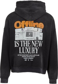 Fekete kapucnis pulóver, háttér nyomattal, amelyen a "Az offline a new luxus" felirat és retro számítógépes ábrázolások találhatók. Puha tapintású, laza szabású.