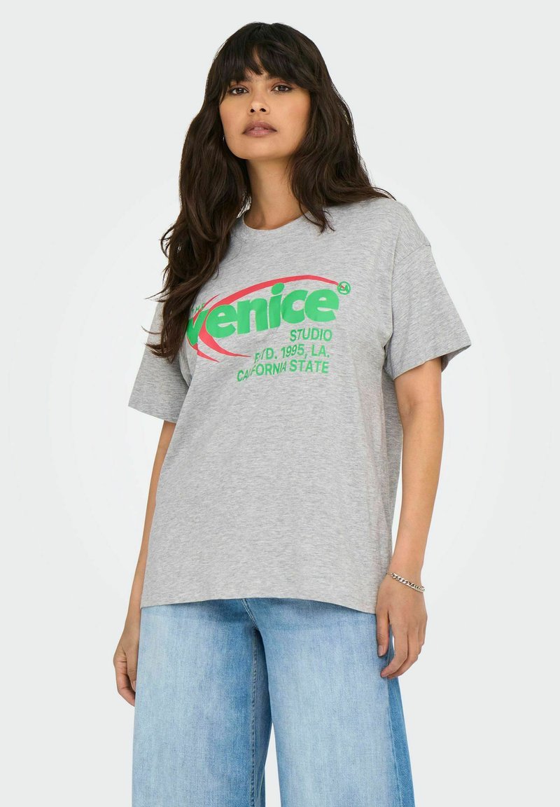 Grijze katoenen t-shirt met korte mouwen, voorzien van een groene en rode grafische print met de tekst "Venice Studio." Casual pasvorm, met een ronde halslijn.