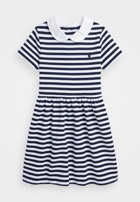 Granatowo-białe, w paski, sukienka z krótkim rękawem z białym kołnierzykiem typu Peter Pan i małym haftowanym logo na piersi.