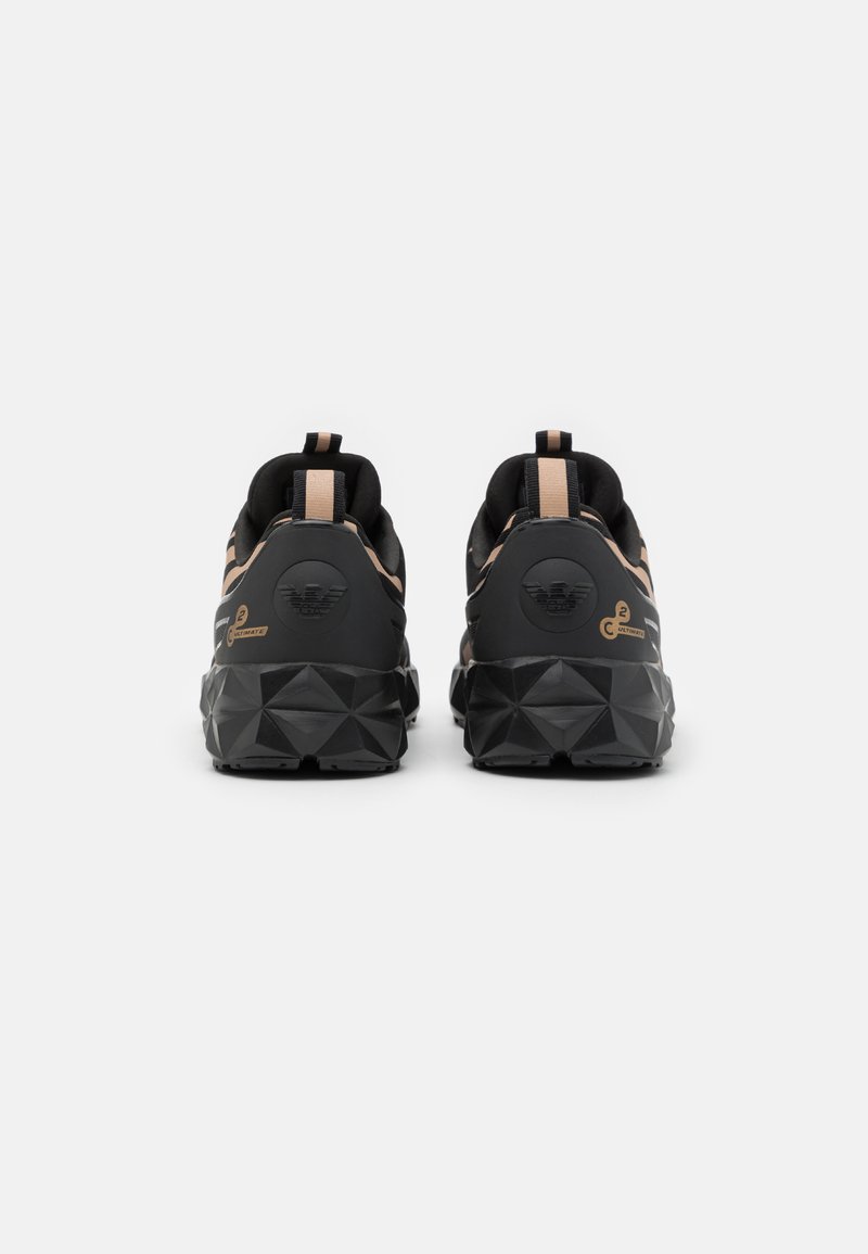 Herren Sneaker low | EA7 Emporio Armani UNISEX Sneaker low black/bronze/schwarz - DC38858 Herren Sneaker low | EA7 Emporio Armani UNISEX Sneaker low black/bronze/schwarz - DC38858