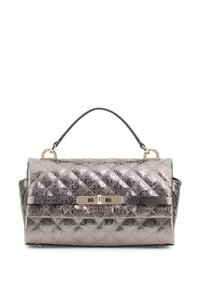 Quilted metallic handtas in zilver met een gestructureerde vorm, bovenhandvat en goudkleurige hardware met de merknaam "GUESS."