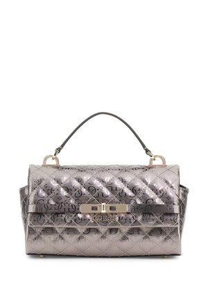 Sac à main métallique matelassé en argent avec une forme structurée, une poignée supérieur et des finitions en métal doré avec le nom de la marque "GUESS."