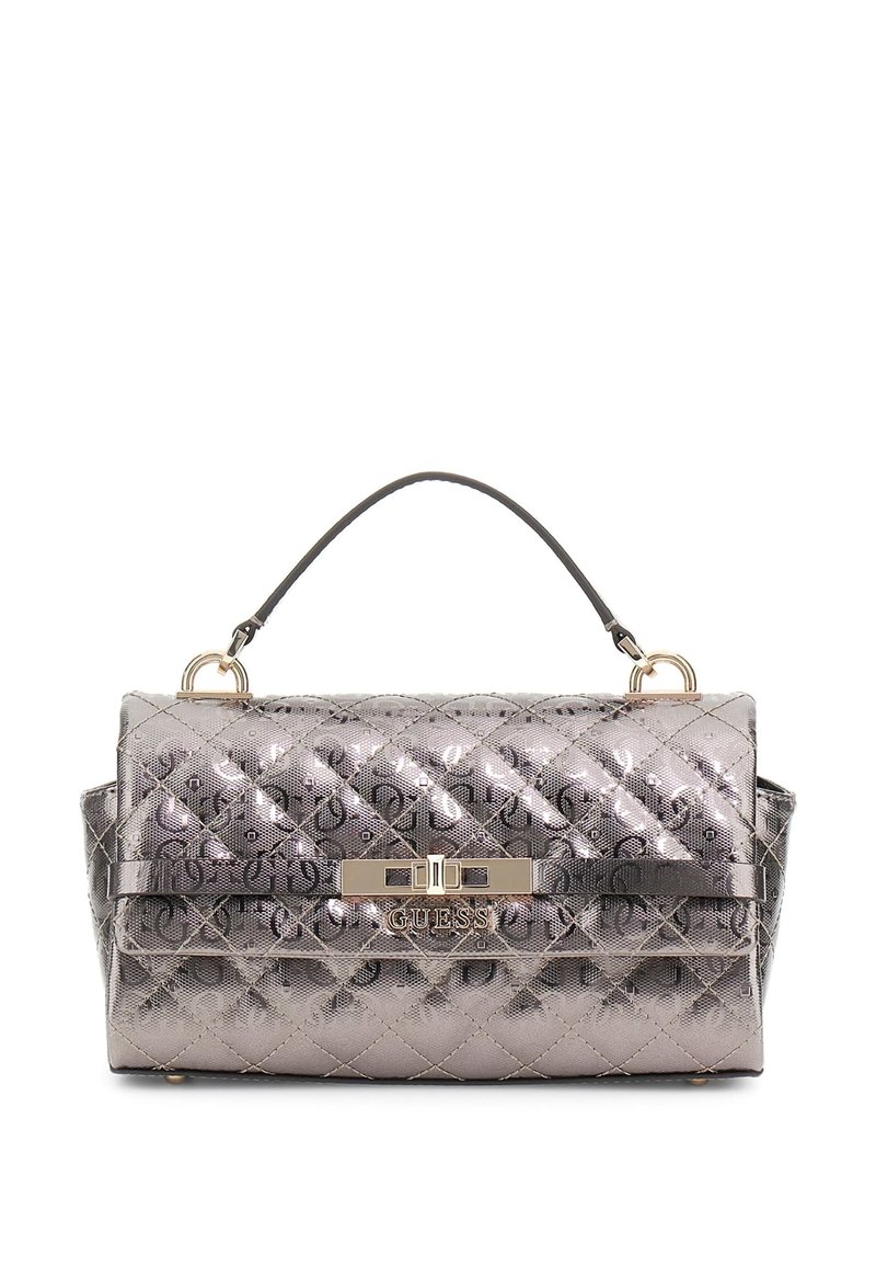 Quilted metallic handtas in zilver met een gestructureerde vorm, bovenhandvat en goudkleurige hardware met de merknaam "GUESS."