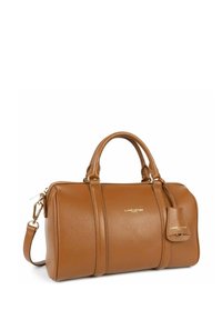 Sac à main en cuir marron, forme structurée, accents en métal doré, doubles poignées, bandoulière ajustable, et une petite étiquette avec le logo.