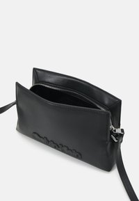 Calvin Klein CROSSBODY - Taška s příčným popruhem - black
