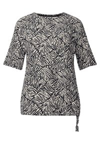 Top a maniche corte realizzato in tessuto leggero, caratterizzato da una stampa zebra in bianco e nero, con dettaglio arricciato sul lato e vestibilità comoda.
