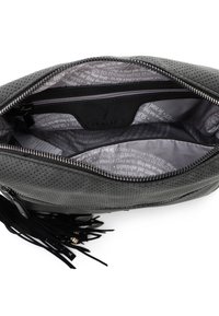 Szara perforowana skórzana torba z zamkiem błyskawicznym, ozdobą w postaci frędzla oraz wyściełanym wnętrzem z nadrukowanym wzorem tekstowym.