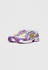 Violet un baltie sporta apavi ar sieta augšējo daļu, mīkstu apkakli un dzelteniem akcentiem. Iespējas ar teksturētu zoli un zīmola logotipu sānos.