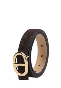 Mørkebrun ruskindsbælte rullet sammen med gyldent ovalt spænde og synlige bæltestropper på beige læderinderside.