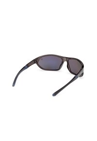 Černé sluneční brýle typu wraparound s tmavými skly, hladkým plastovým rámem a modrými akcenty na spáncích. Lehký design pro pohodlí.