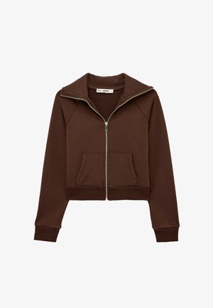 Brun, lynlåsjakke med lange ærmer, ribbet manchetter og kant, forlommer og en bred krave.