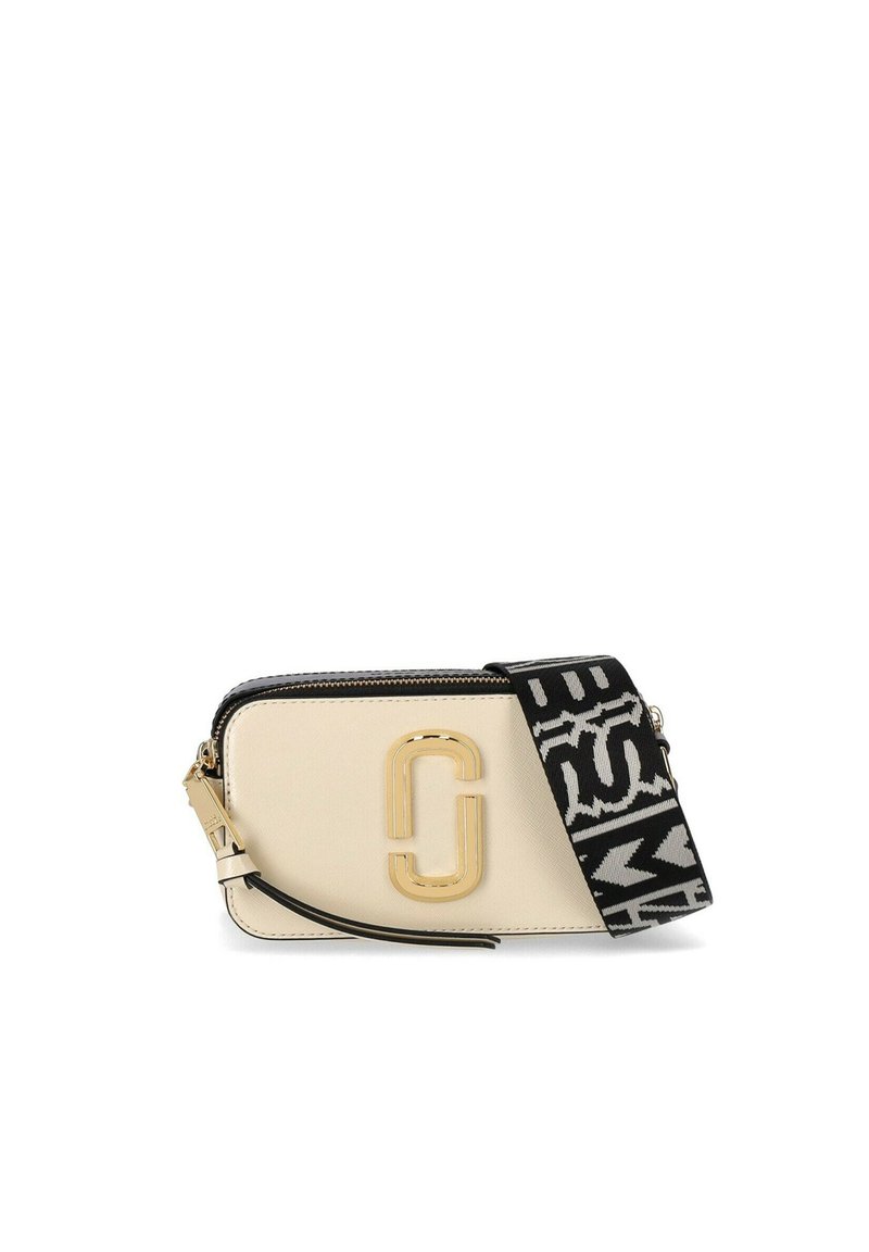 Bolsa transversal sintética em bege com um logótipo dourado, fecho preto e uma alça preta com padrão featuring detalhes brancos.