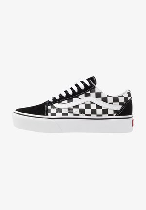 Sneaker in tela a scacchi bianco e nero con dettagli in suede nero, lacci bianchi e suola in gomma. Il logo laterale presenta un design a contrasto.