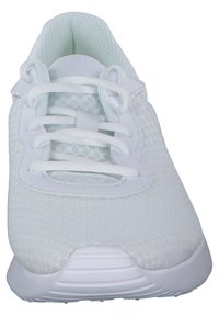 Weiße Sportschuhe mit atmungsaktivem Mesh-Obermaterial, flachen Schnürsenkeln, gepolsterter Sohle und strukturiertem Finish an der Spitze und den Seiten.