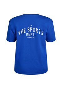 Modré bavlněné tričko s krátkými rukávy. Na zadní straně je bílé text: "1st THE SPORTS DEPT. (SINCE 19-95)" v zakřiveném designu.