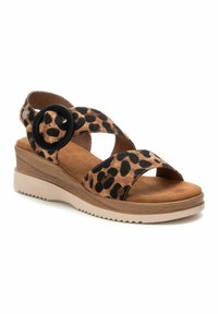 Sandalia de estampado de leopardo con tiras cruzadas, acento circular negro, plantilla acolchada, tacón de cuña de madera y suela de goma ligera.