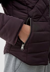 QS MIT ABNEHMBAREM FELLKRAGEN - Winterjacke - purple